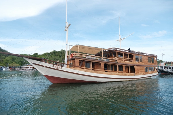 Phinisi boat Deluxe Phinisi Arora in Labuan Bajo