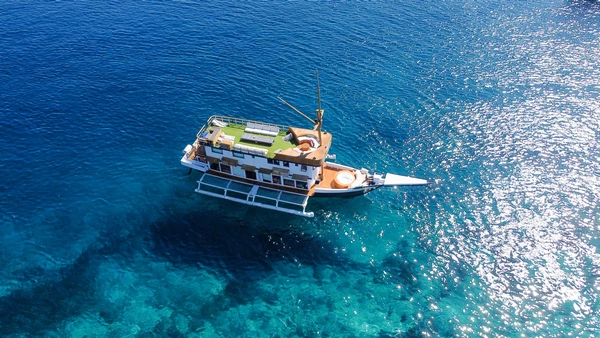 Deluxe Phinisi Sea Familia