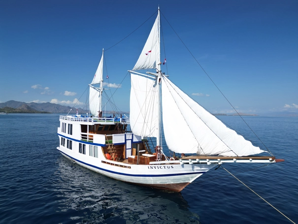 Invictus Private Sailing Charter Komodo Deluxe