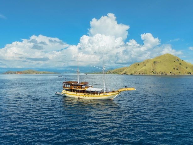 Luxury Phinisi Lamborajo 2
