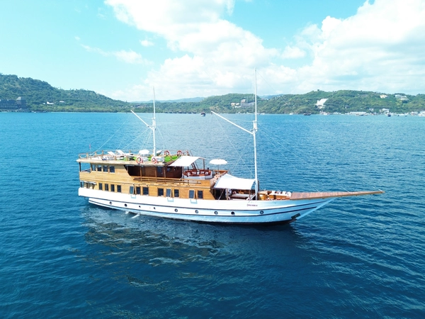 Magika Deluxe Charter Komodo Island Escape