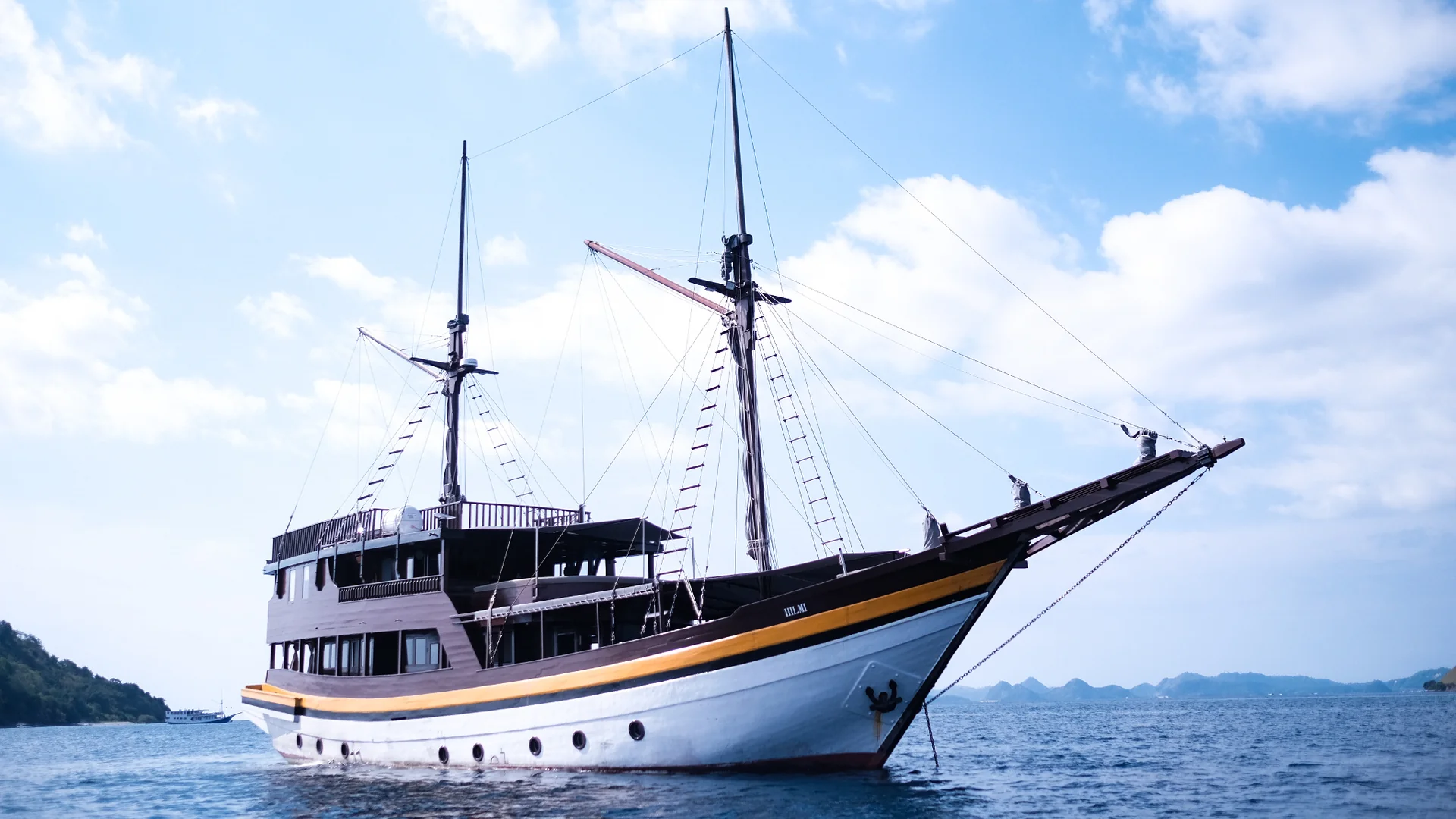 Private Charter - Luxury 21 - Behike