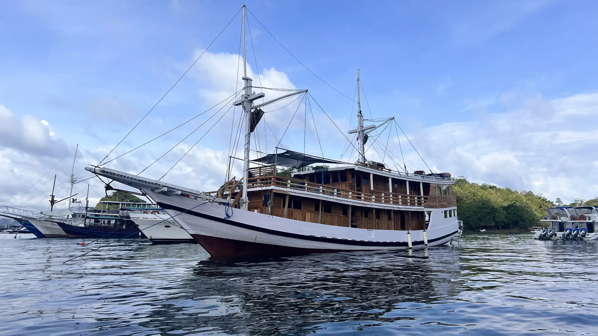 Private Charter - Superior 11 - Flores Utama