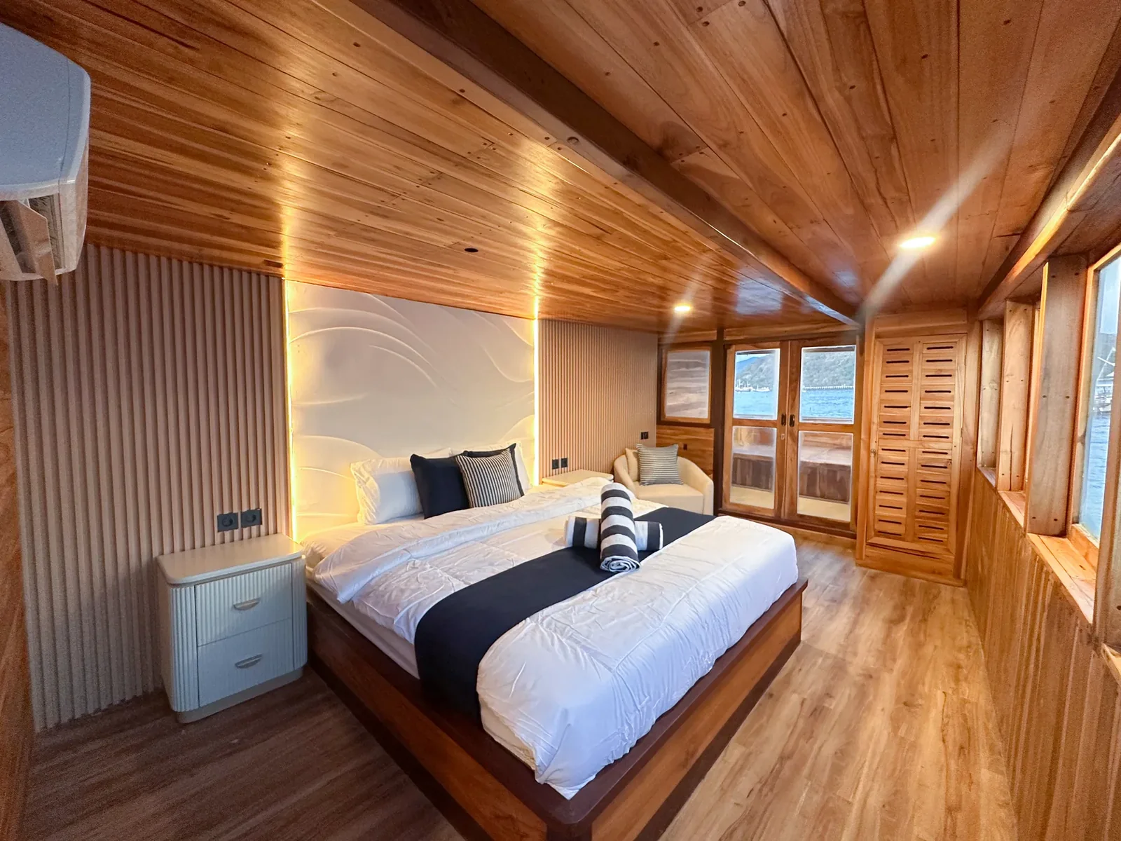 Private Charter - Deluxe 22 - Vhale