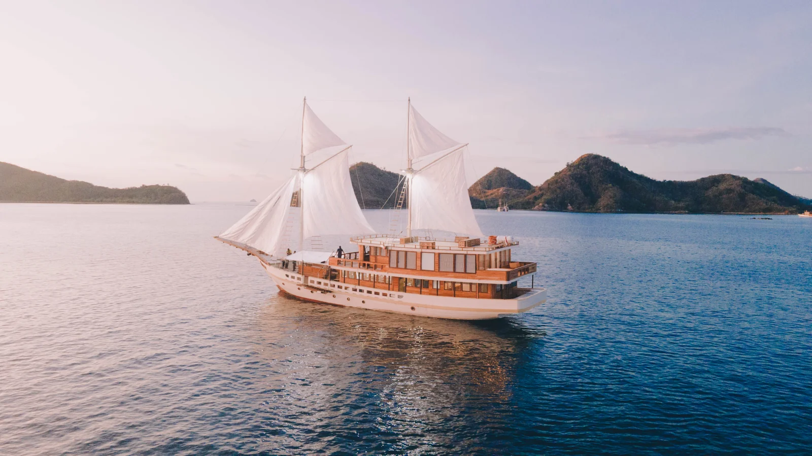Private Charter - Luxury 03 - Elbark