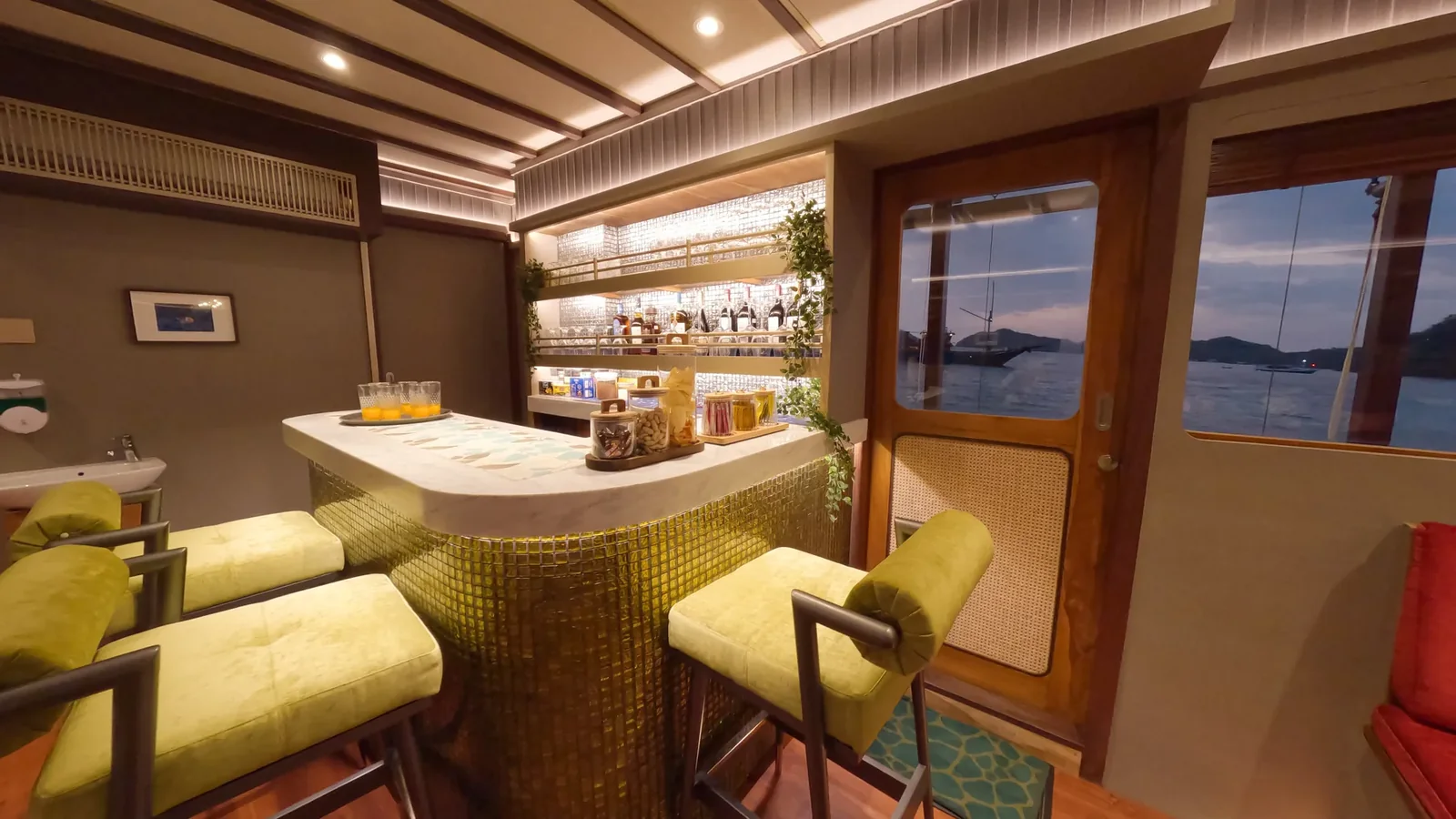 Private Charter - Luxury 25 - La Main 2