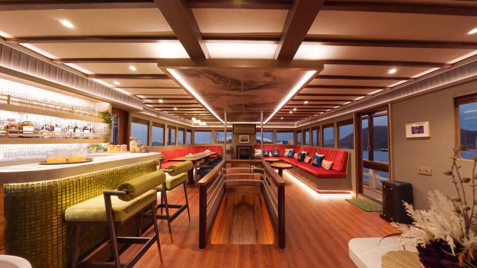 Private Charter - Luxury 25 - La Main 2