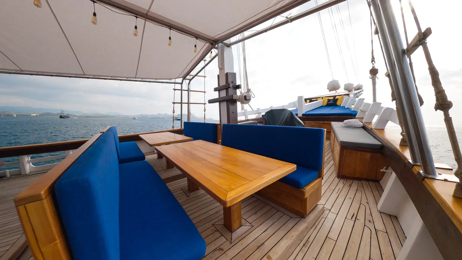 Private Charter - Luxury 25 - La Main 2