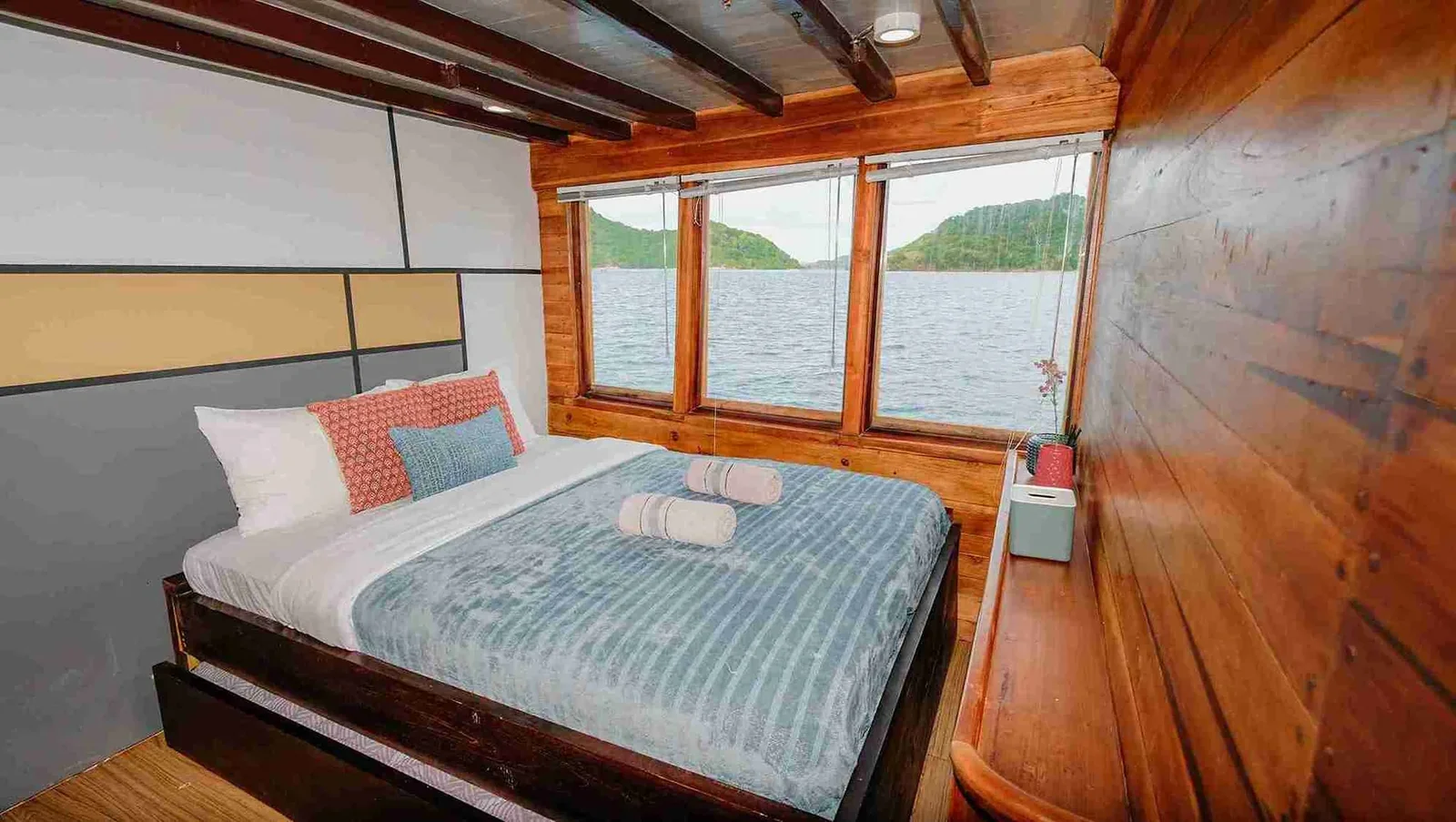 Deluxe Ocean Cabin