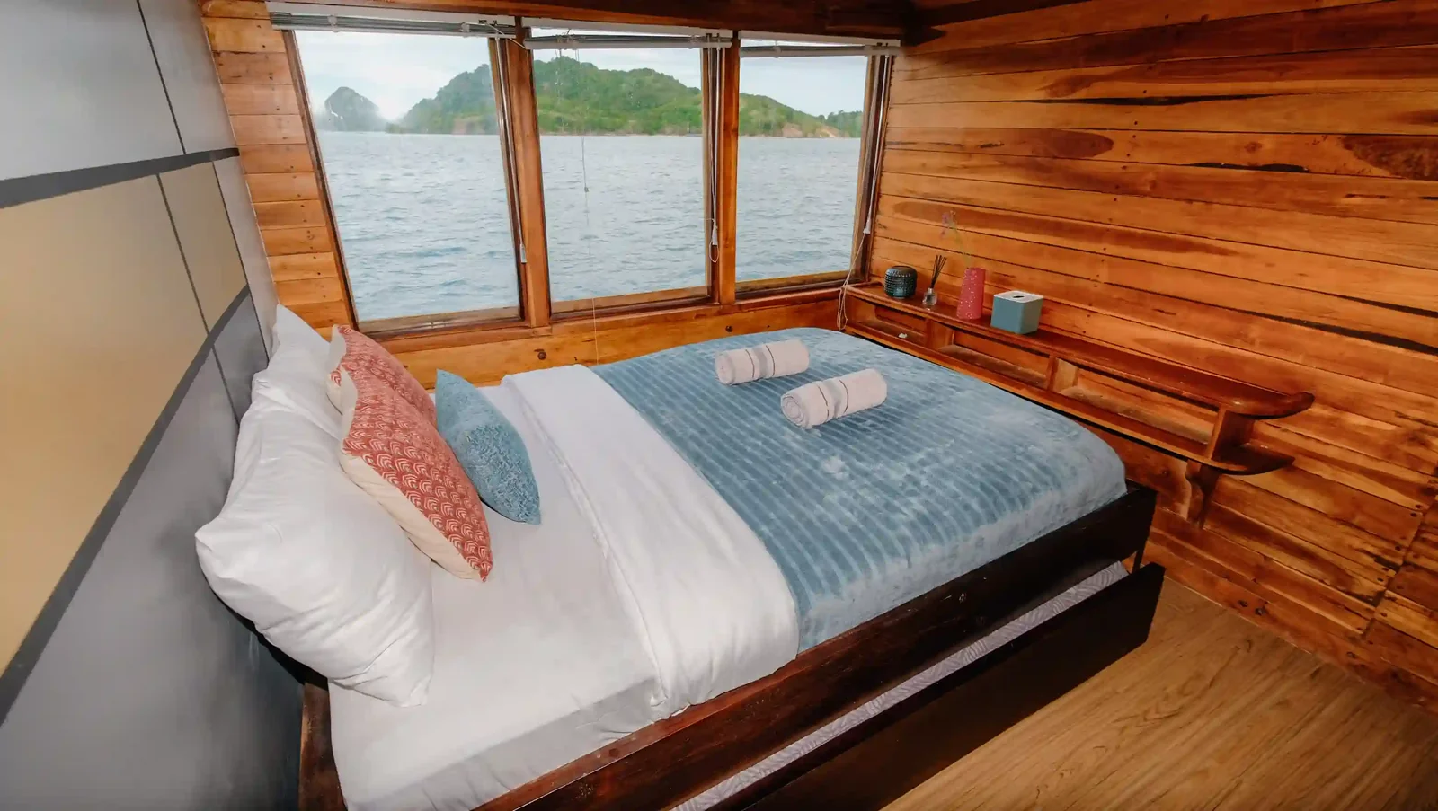 Deluxe Ocean Cabin