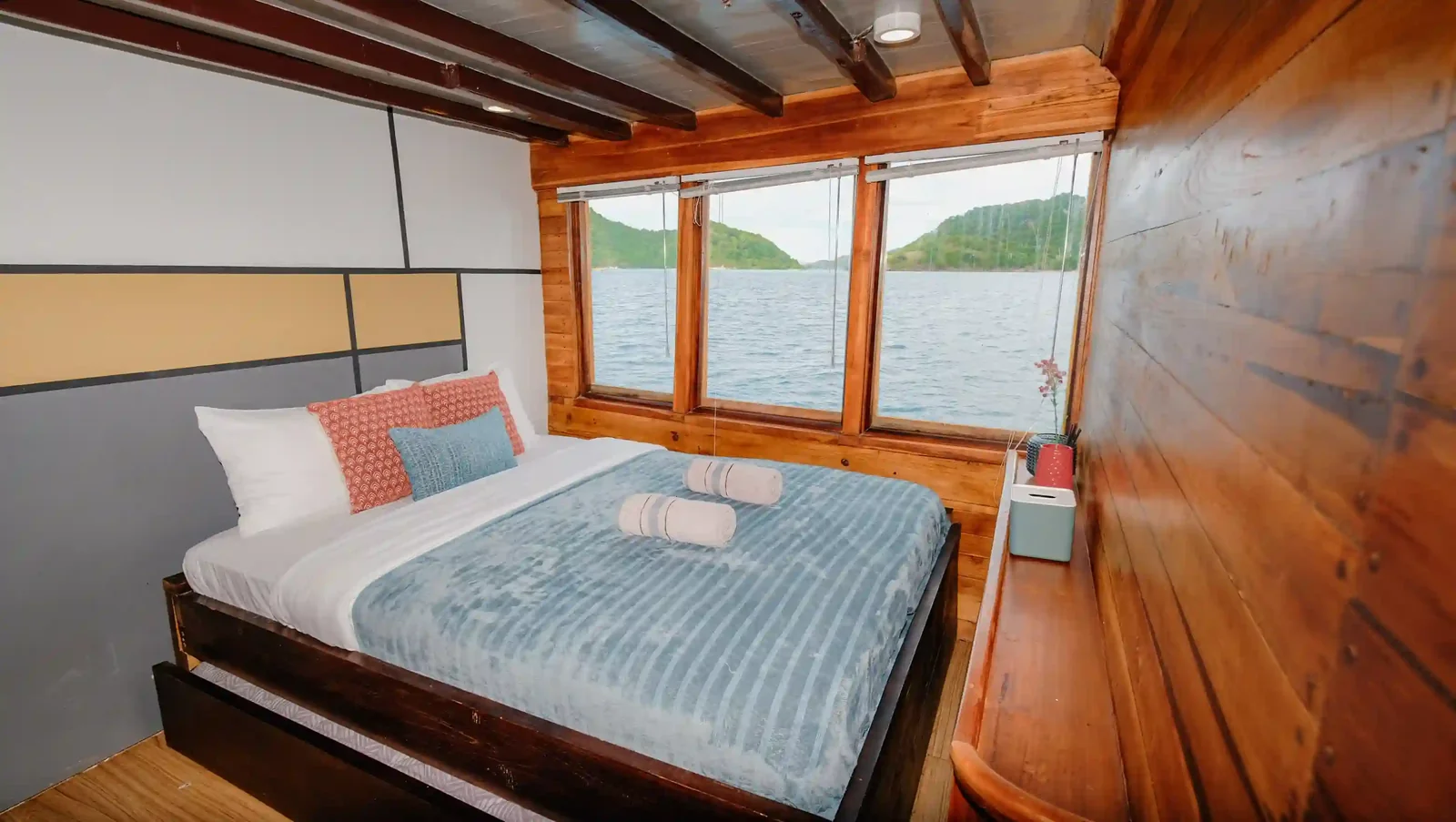 Deluxe Ocean Cabin