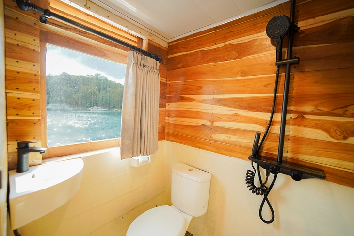 Deluxe Ocean Cabin 2