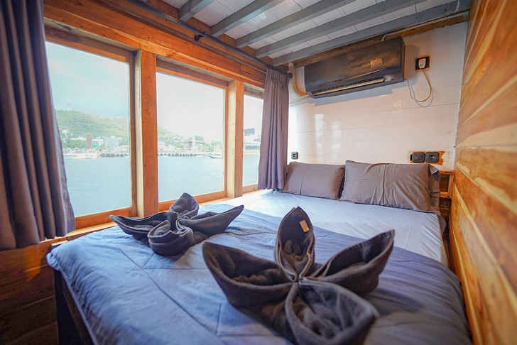 Deluxe Ocean Cabin 2